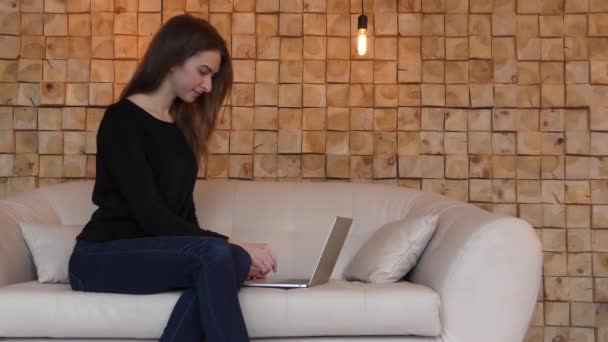 Junge Frau Arbeitet Mit Laptop Hause Hübsches Mädchen Benutzt Ihren — Stockvideo