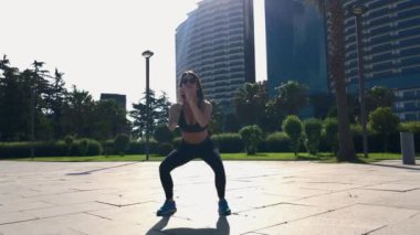 Parkta kız egzersizi. Genç Kadın Dışarıda Egzersiz Yapıyor.