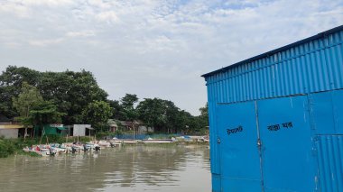 Riverside Sahnesi Tekne ve Yapılarıyla, Riverside Sahnesi Bulutlu Gök Altında Teknelerle