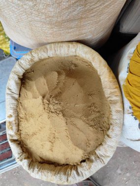 Beyaz Torbanın İçinde Kahverengi Toz Yığını