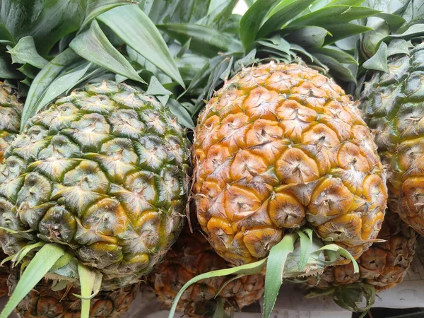 Market Stall 'da organik ananas sergilendi