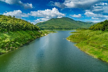 Mavi arka planda dağlı göl