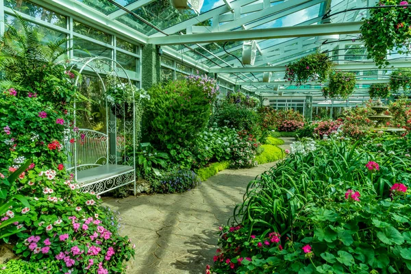 Estructura Del Techo Casa Verde Con Flores Colores — Foto de Stock