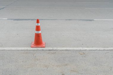 Asfalt yolda plastik turuncu koni