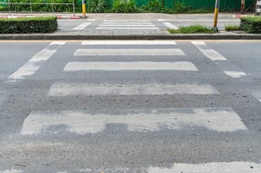 Asfalt yolda kaybolan yaya geçidi işareti