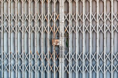 Paslı eski tarz sanayi kepenk kapısı