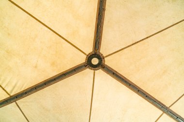 Büyük çatı çadırının bir parçası.