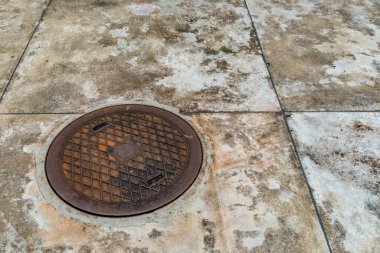 Beton zeminde paslı metal kaplama.