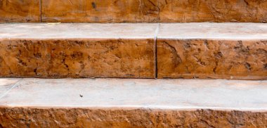 Yaşlanmış beton merdiven. Basit arkaplan.