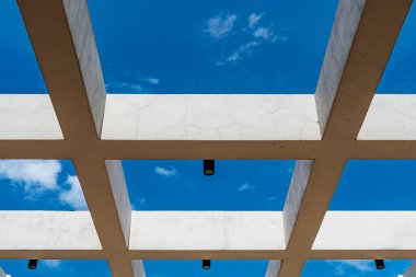 Beton kiriş ve mavi gökyüzü ile siyah lamba