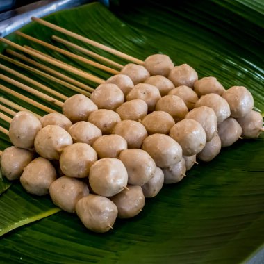 Yeşil muz yaprağı tepsisinde ızgara Tayland köftesi