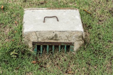 çimenlerin üzerindeki beton su boşaltımı