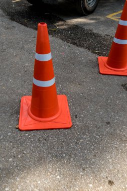 Asfalt yolda plastik turuncu koni