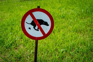 Parkta köpek dışkısı tabelasına izin yok.