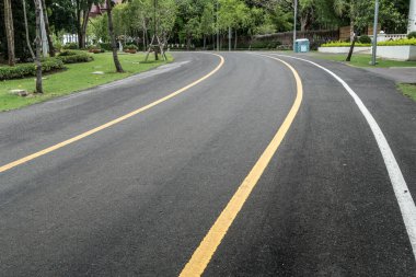 Parktaki asfalt yolda.