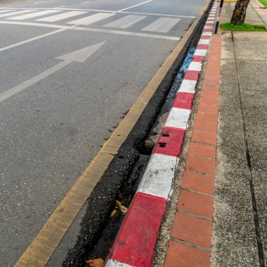 Kaldırımda kırmızı ve beyaz tabelalı asfalt yolda boş yaya geçidi manzarası