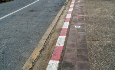 Asfalt yol ve beton blok kaldırım kırmızı ve beyaz beton kaldırımlı