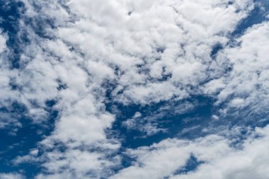 Mavi gökyüzü arkaplanlı beyaz bulut