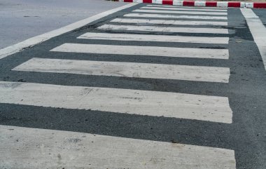 Kaldırımda kırmızı ve beyaz işareti olan asfalt yolda boş yaya geçidi