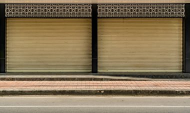 Paslı, bej kapaklı, beton zeminli bir kapı.