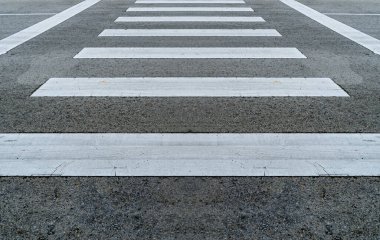 Asfalt yolda beyaz yaya geçidi