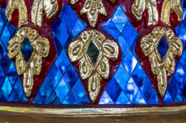 Tayland altın kaplaması ve tapınakta renkli cam.