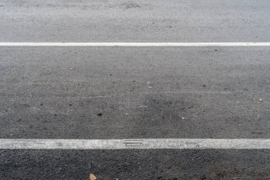 Beyaz işaretli asfalt yolu