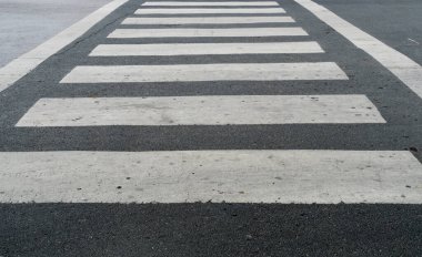 Asfalt yolda beyaz yaya geçidi