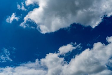 Mavi gökyüzü arkaplanlı beyaz bulut