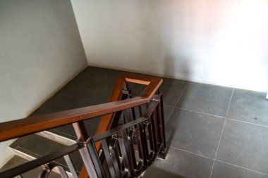 Siyah merdivenli siyah demir parmaklıklar.