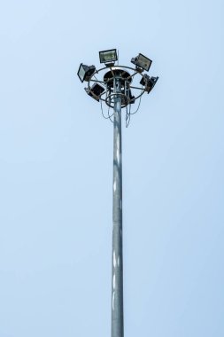 Mavi gökyüzünde spot lambası direği