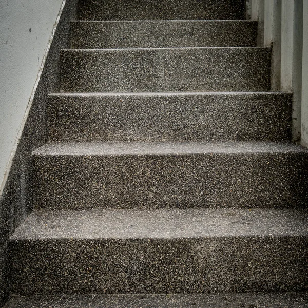 Küçük çakıl desenli merdivenli beton.