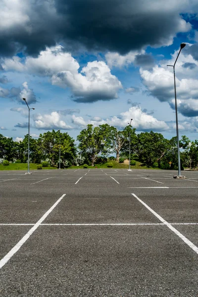 Leerer Parkplatz Mit Grünen Bäumen Und Blauem Himmel — Stockfoto