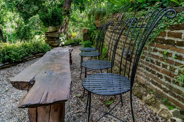 Oude Stijl Zwarte Ijzeren Stoelen Oud Houten Bureau Outdoor Cafe — Stockfoto