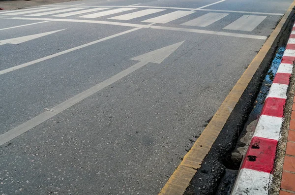 Perspectiva Travesía Vacía Camino Asfalto Con Señal Roja Blanca Acera — Foto de Stock