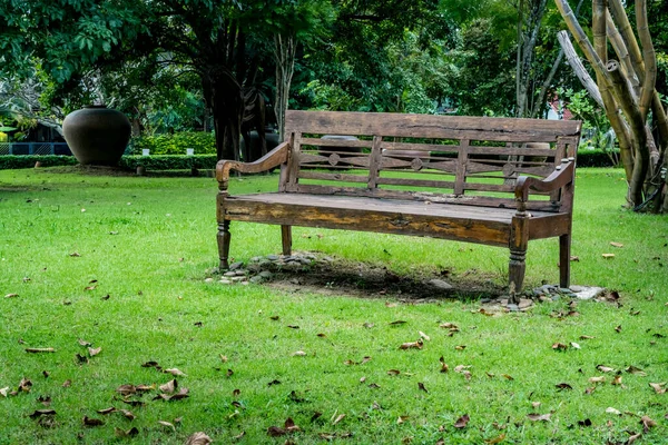 Alte Parkbank Aus Holz Auf Grünem Rasen Park — Stockfoto