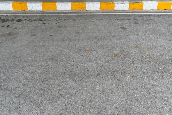 Betonnen Stoep Met Gele Witte Stoeprand — Stockfoto