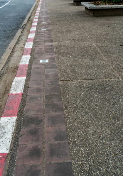 Camino Asfalto Acera Bloque Hormigón Con Bordillo Hormigón Rojo Blanco — Foto de Stock