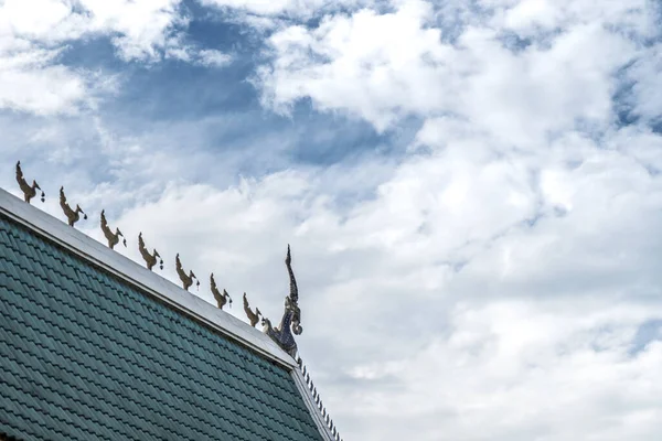 Parte Telhado Templo Tailandês Com Fundo Azul Céu — Fotografia de Stock