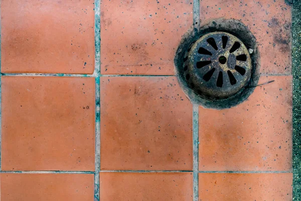 Housse Vidange Métallique Rouillée Sur Sol Céramique Marron — Photo