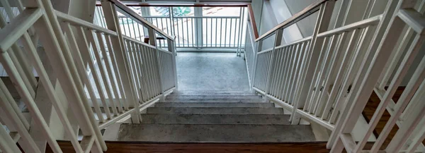 Белые Железные Перила Деревянной Лестнице — стоковое фото
