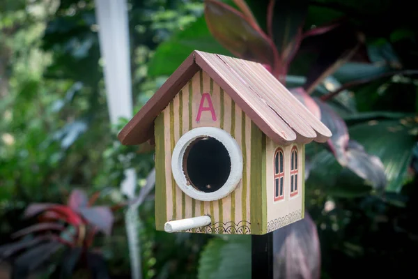 Rumah Burung Berwarna Taman — Stok Foto