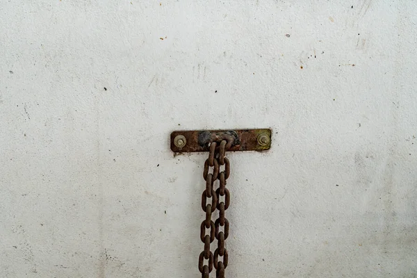 White Concrete Wall Rusty Chain — Stock Photo, Image