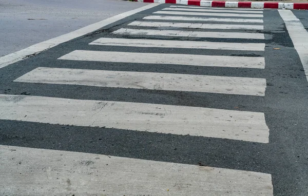 Travesía Vacía Camino Asfalto Con Letrero Rojo Blanco Acera Acera —  Fotos de Stock