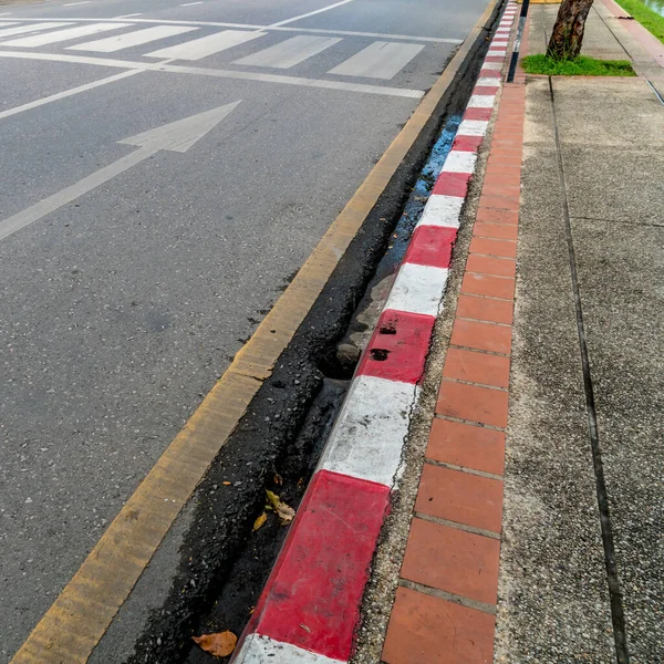 Perspektive Leerer Zebrastreifen Auf Asphaltstraße Mit Rot Weißem Schild Gehweg — Stockfoto