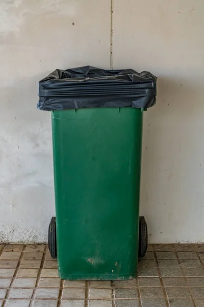 Lata Lixo Verde Fundo Parede Concreto — Fotografia de Stock