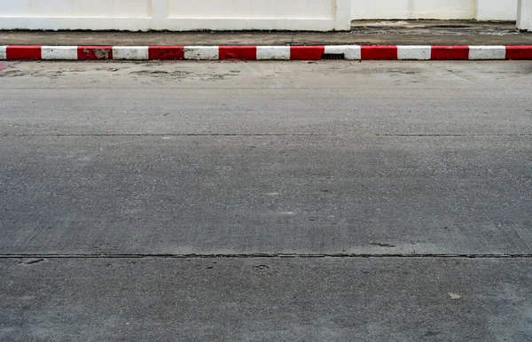 Estrada Concreto Com Meio Fio Vermelho Branco — Fotografia de Stock