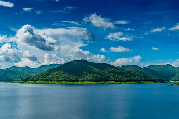 Jezioro Góry Tle Błękitnego Nieba — Zdjęcie stockowe