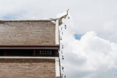 Mavi gökyüzü arka planlı Tayland tapınağının çatısının bir parçası.