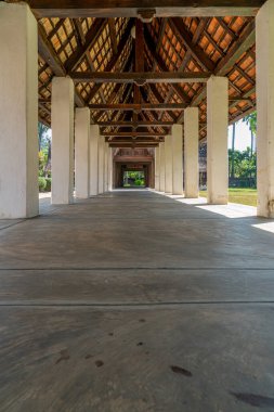 Tayland ve geleneksel mimarinin antik çatı yapısı. Tapınakta beton geçit var.